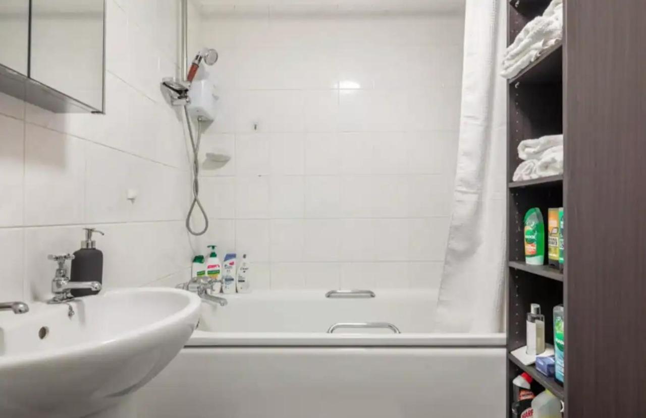 1 Bedroom Flat With Free Parking Apartament *